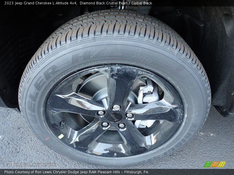 Diamond Black Crystal Pearl / Global Black 2023 Jeep Grand Cherokee L Altitude 4x4