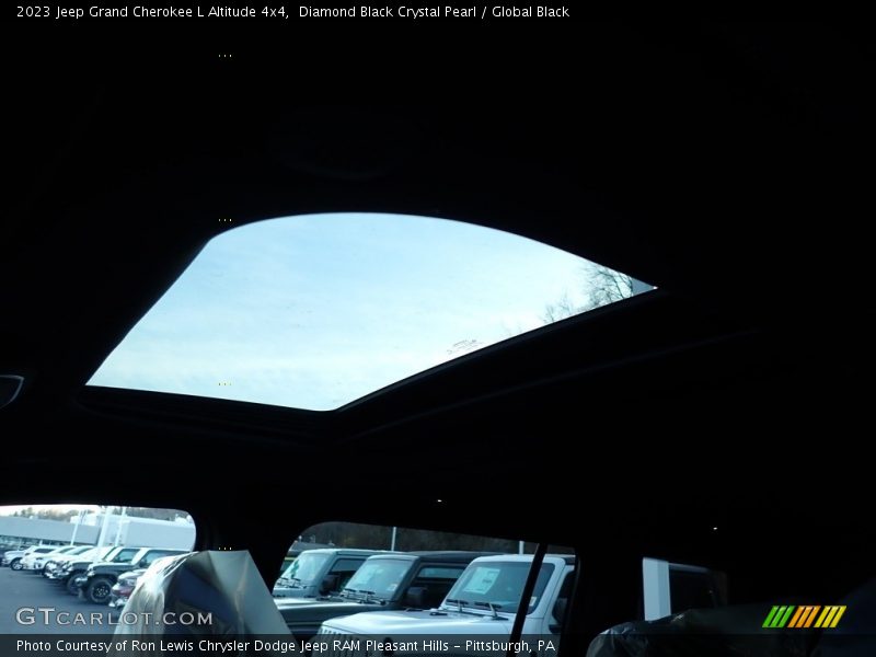 Diamond Black Crystal Pearl / Global Black 2023 Jeep Grand Cherokee L Altitude 4x4