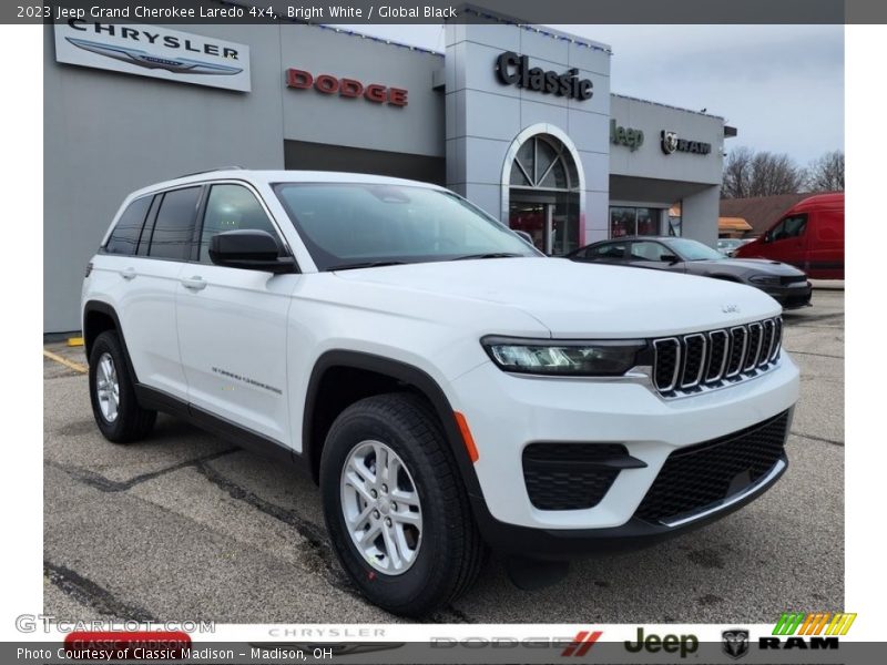 Bright White / Global Black 2023 Jeep Grand Cherokee Laredo 4x4