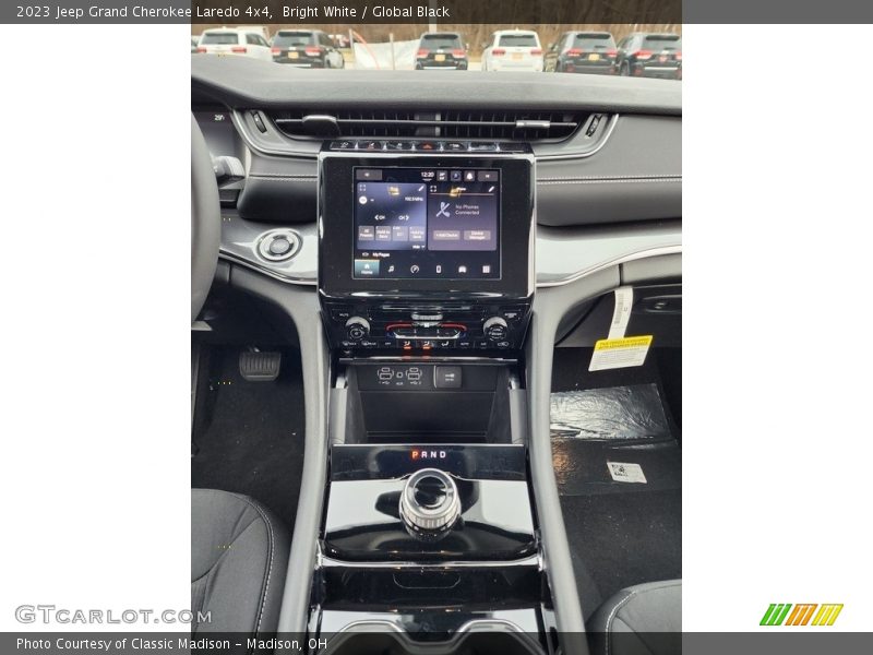 Bright White / Global Black 2023 Jeep Grand Cherokee Laredo 4x4