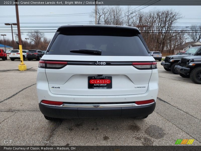 Bright White / Global Black 2023 Jeep Grand Cherokee Laredo 4x4