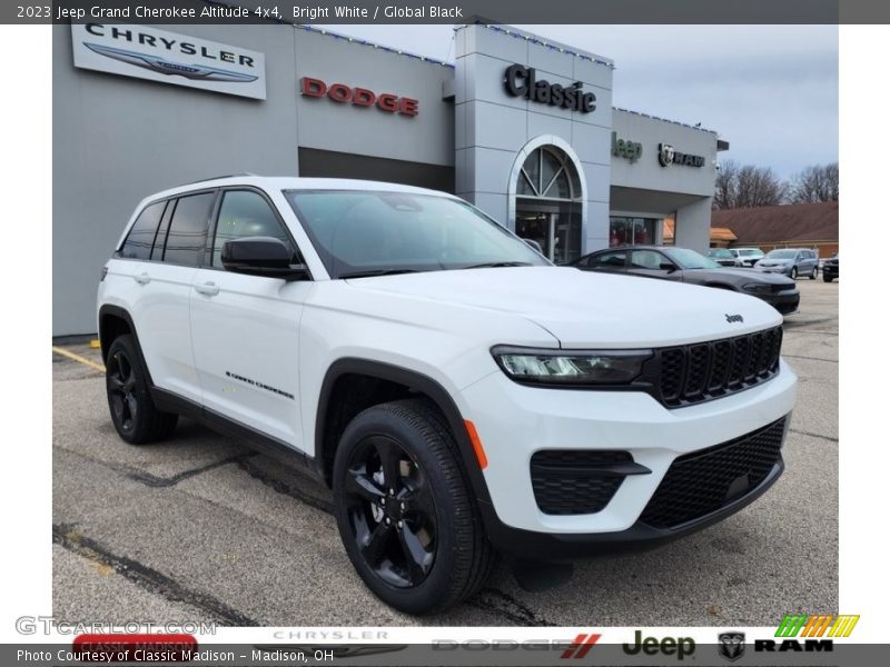 Bright White / Global Black 2023 Jeep Grand Cherokee Altitude 4x4