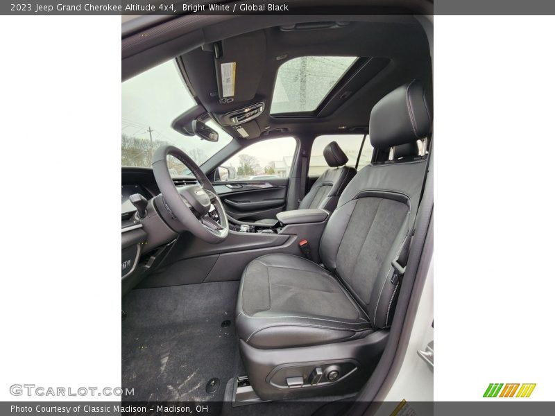 Bright White / Global Black 2023 Jeep Grand Cherokee Altitude 4x4