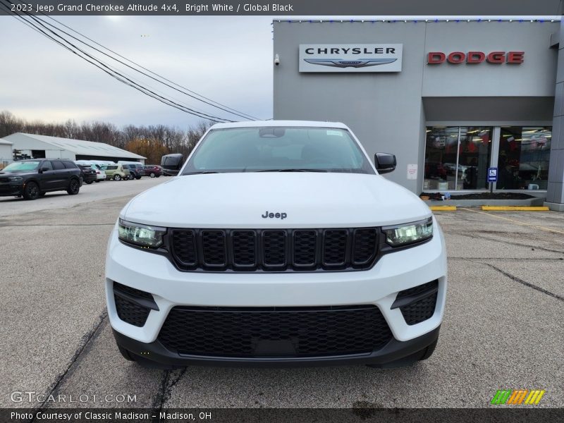 Bright White / Global Black 2023 Jeep Grand Cherokee Altitude 4x4