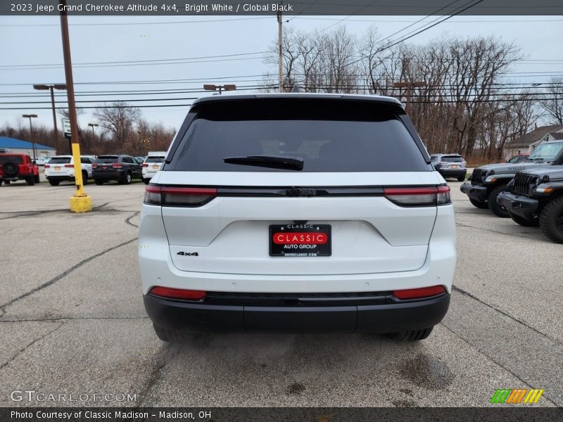 Bright White / Global Black 2023 Jeep Grand Cherokee Altitude 4x4