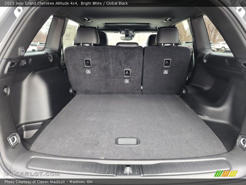Bright White / Global Black 2023 Jeep Grand Cherokee Altitude 4x4
