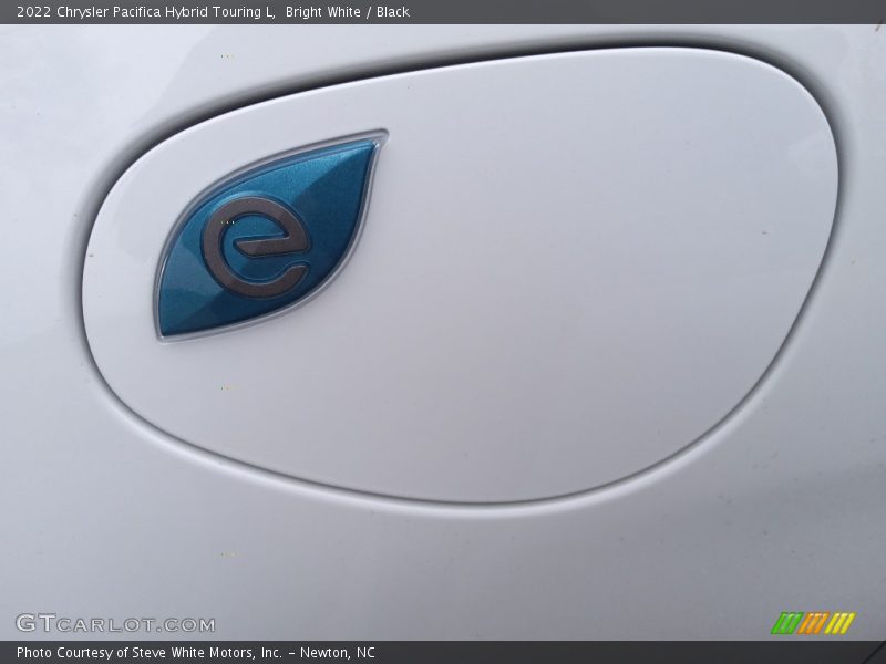 Bright White / Black 2022 Chrysler Pacifica Hybrid Touring L