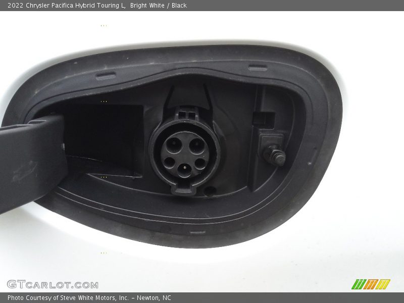 Bright White / Black 2022 Chrysler Pacifica Hybrid Touring L