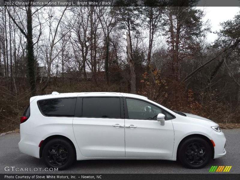 Bright White / Black 2022 Chrysler Pacifica Hybrid Touring L