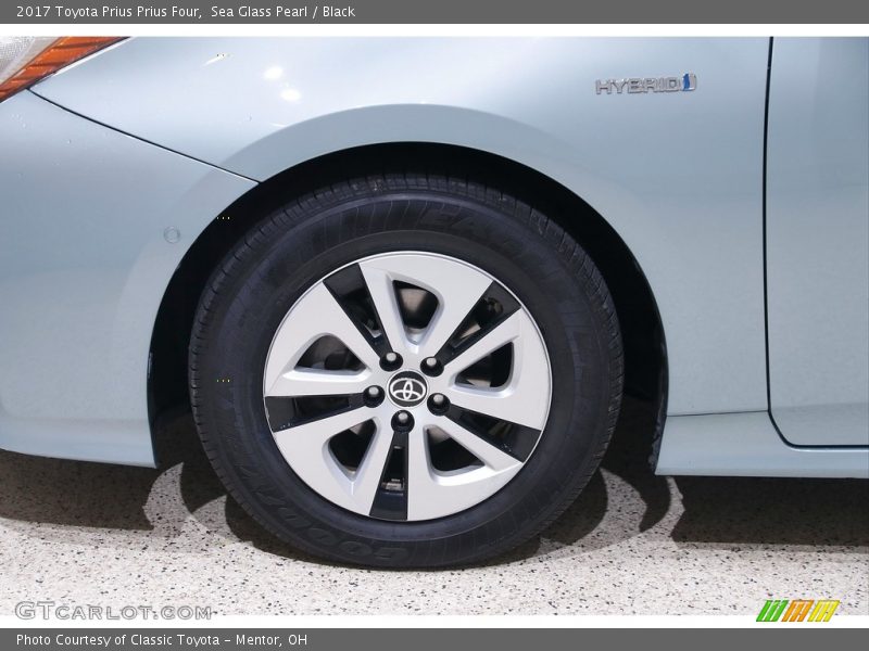 Sea Glass Pearl / Black 2017 Toyota Prius Prius Four