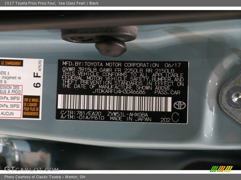 Sea Glass Pearl / Black 2017 Toyota Prius Prius Four