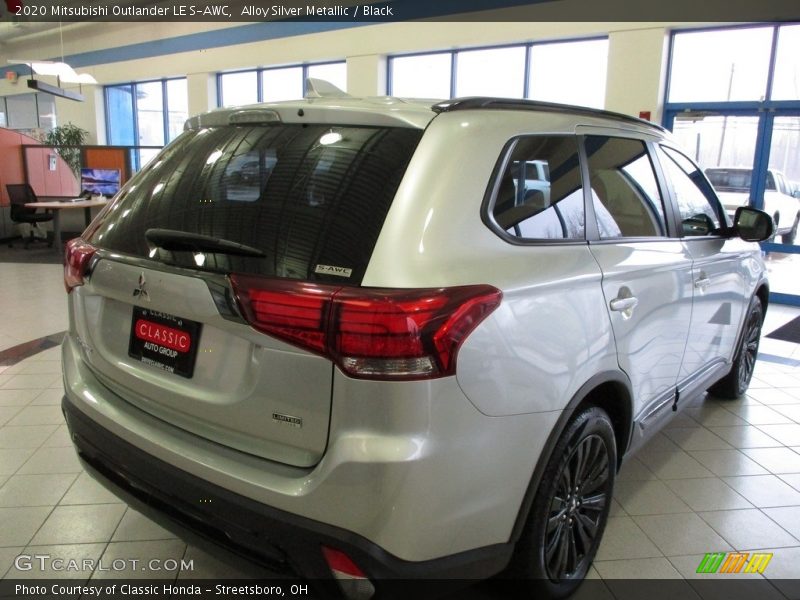 Alloy Silver Metallic / Black 2020 Mitsubishi Outlander LE S-AWC