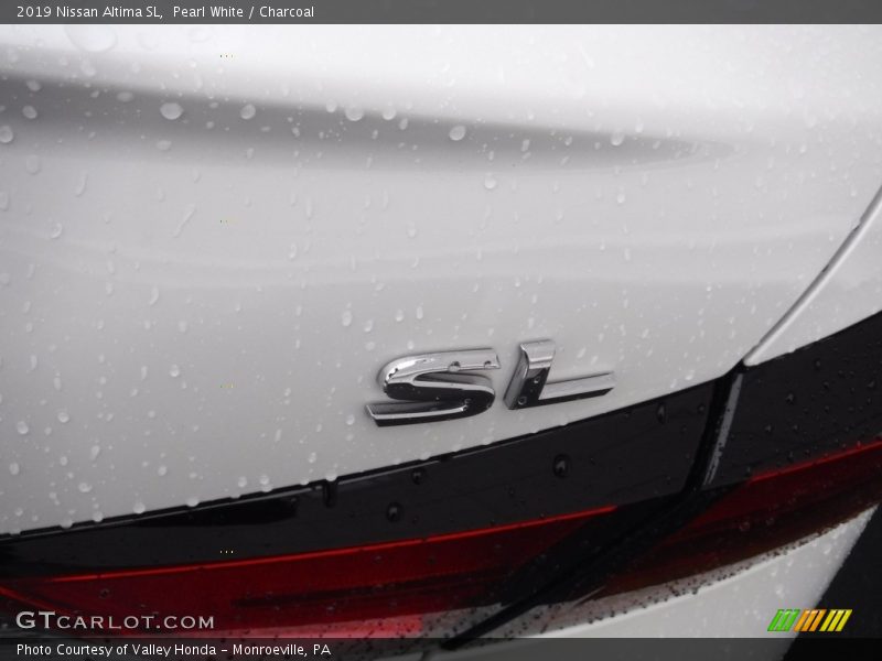 Pearl White / Charcoal 2019 Nissan Altima SL