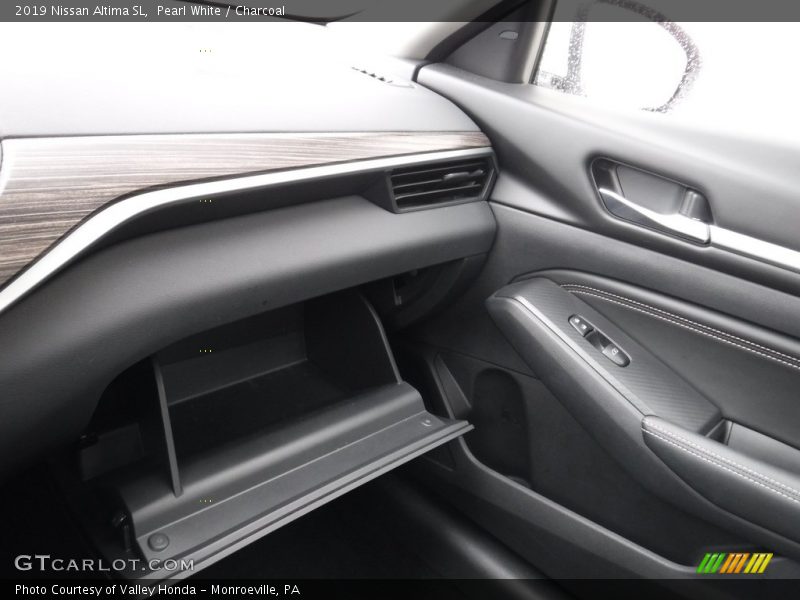Pearl White / Charcoal 2019 Nissan Altima SL