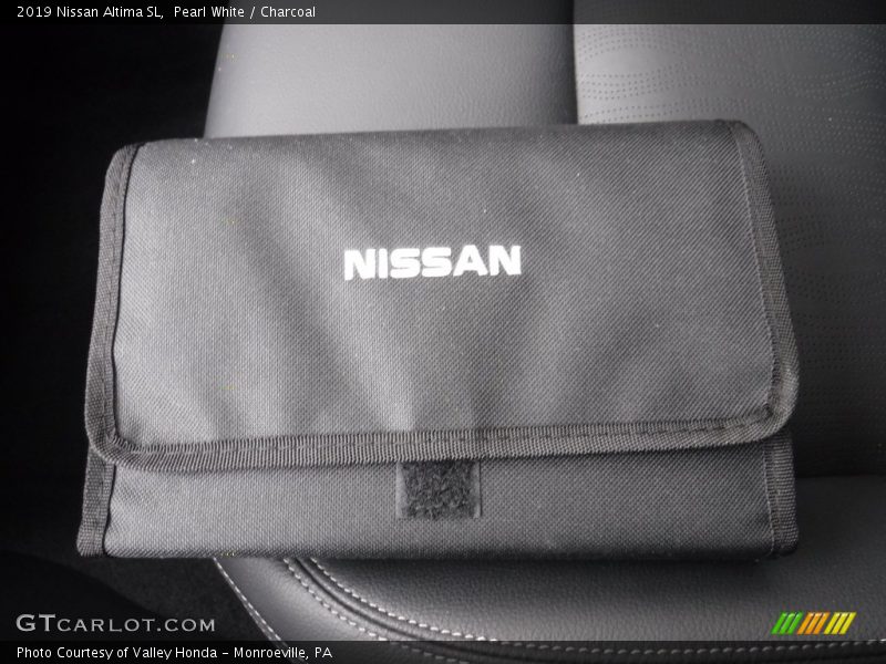 Pearl White / Charcoal 2019 Nissan Altima SL
