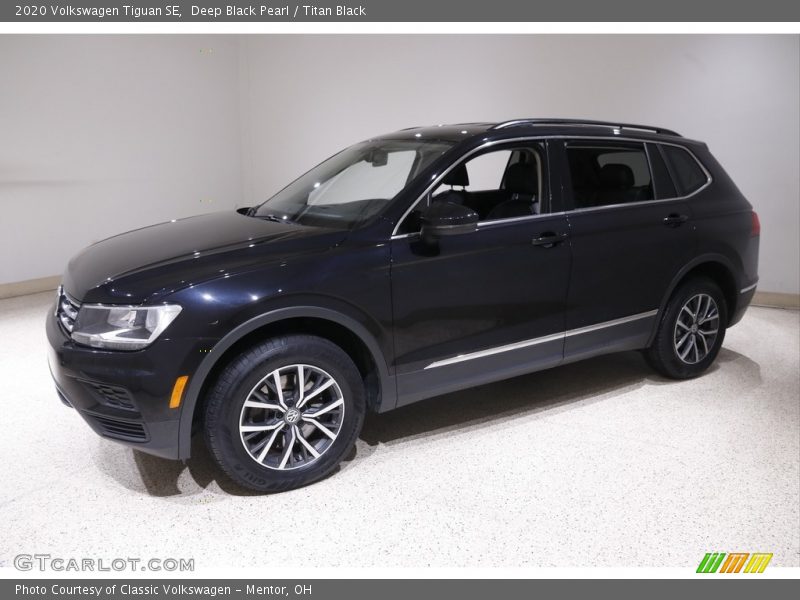Front 3/4 View of 2020 Tiguan SE