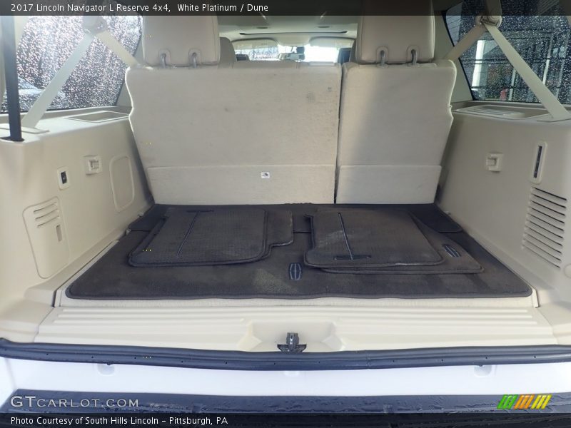  2017 Navigator L Reserve 4x4 Trunk