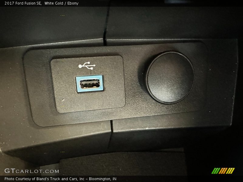 White Gold / Ebony 2017 Ford Fusion SE