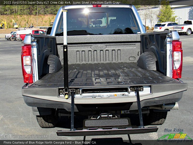 Iconic Silver / Medium Earth Gray 2022 Ford F250 Super Duty XLT Crew Cab 4x4