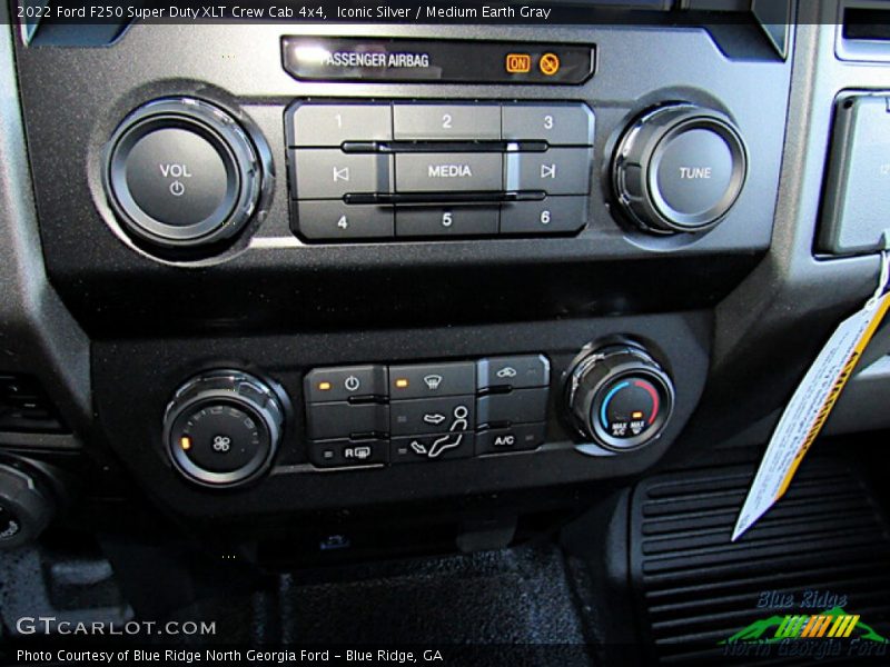 Iconic Silver / Medium Earth Gray 2022 Ford F250 Super Duty XLT Crew Cab 4x4