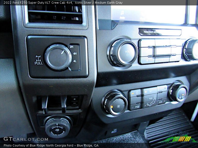 Iconic Silver / Medium Earth Gray 2022 Ford F250 Super Duty XLT Crew Cab 4x4