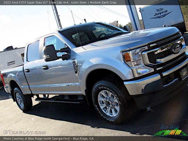 Iconic Silver / Medium Earth Gray 2022 Ford F250 Super Duty XLT Crew Cab 4x4