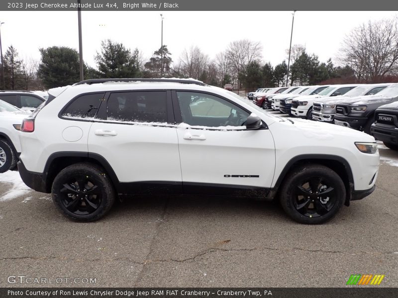 Bright White / Black 2023 Jeep Cherokee Altitude Lux 4x4