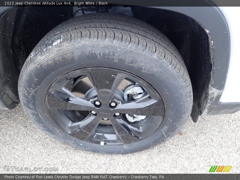 Bright White / Black 2023 Jeep Cherokee Altitude Lux 4x4