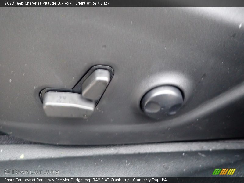 Bright White / Black 2023 Jeep Cherokee Altitude Lux 4x4