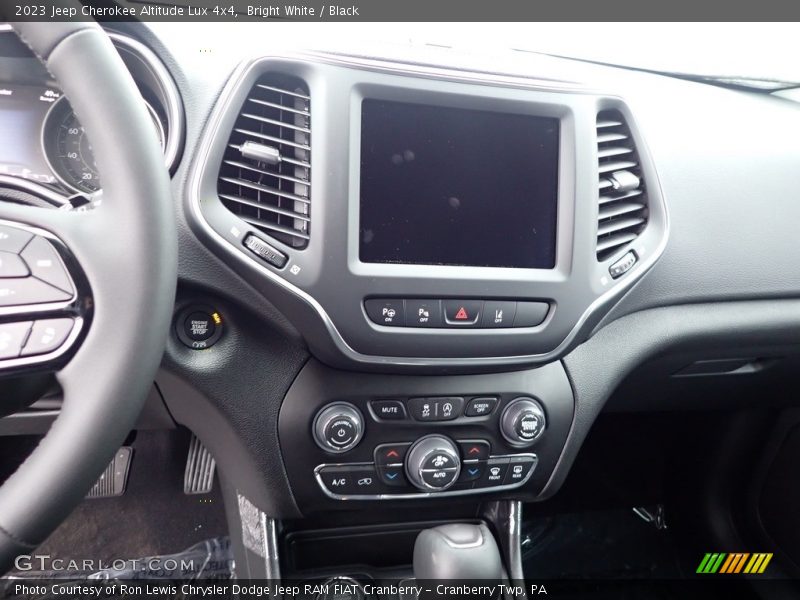 Bright White / Black 2023 Jeep Cherokee Altitude Lux 4x4