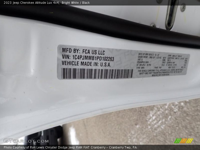 Bright White / Black 2023 Jeep Cherokee Altitude Lux 4x4