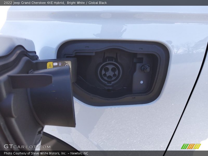 Bright White / Global Black 2022 Jeep Grand Cherokee 4XE Hybrid