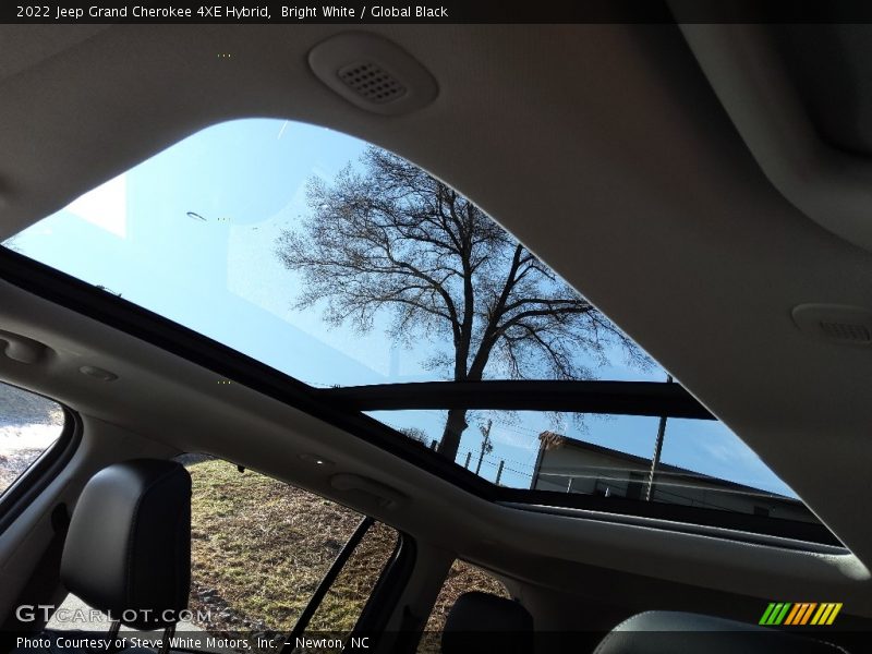 Bright White / Global Black 2022 Jeep Grand Cherokee 4XE Hybrid