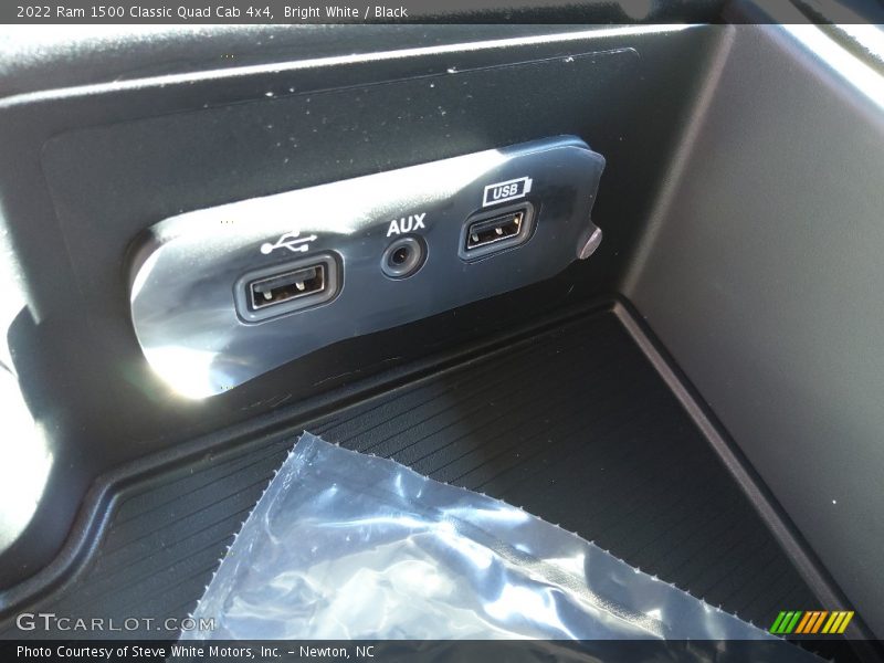 Bright White / Black 2022 Ram 1500 Classic Quad Cab 4x4