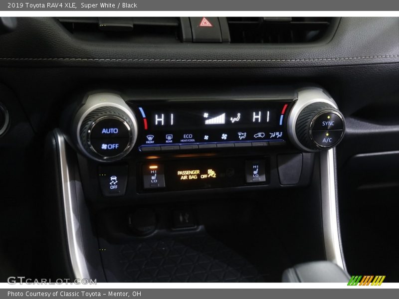 Super White / Black 2019 Toyota RAV4 XLE