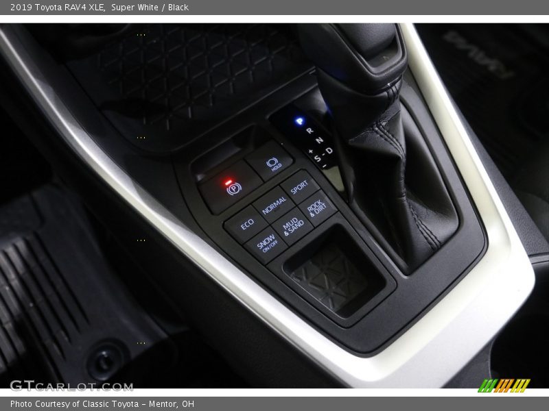 Super White / Black 2019 Toyota RAV4 XLE