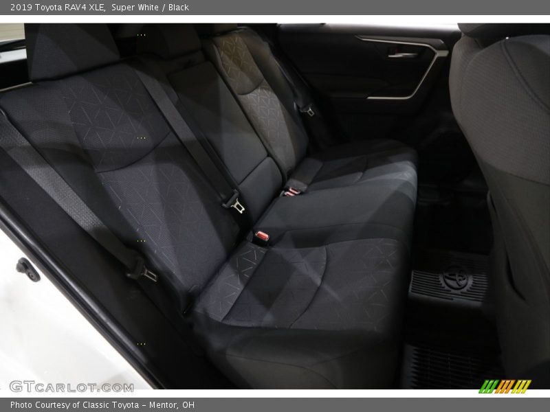 Super White / Black 2019 Toyota RAV4 XLE