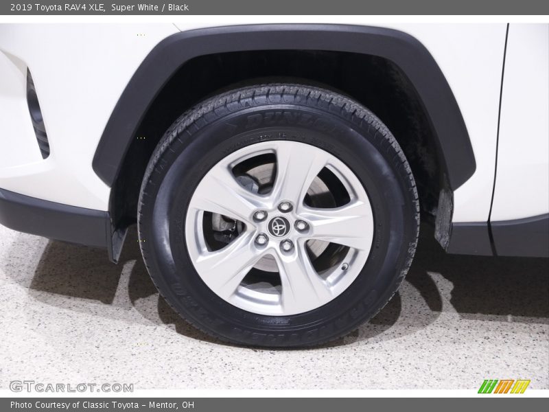 Super White / Black 2019 Toyota RAV4 XLE
