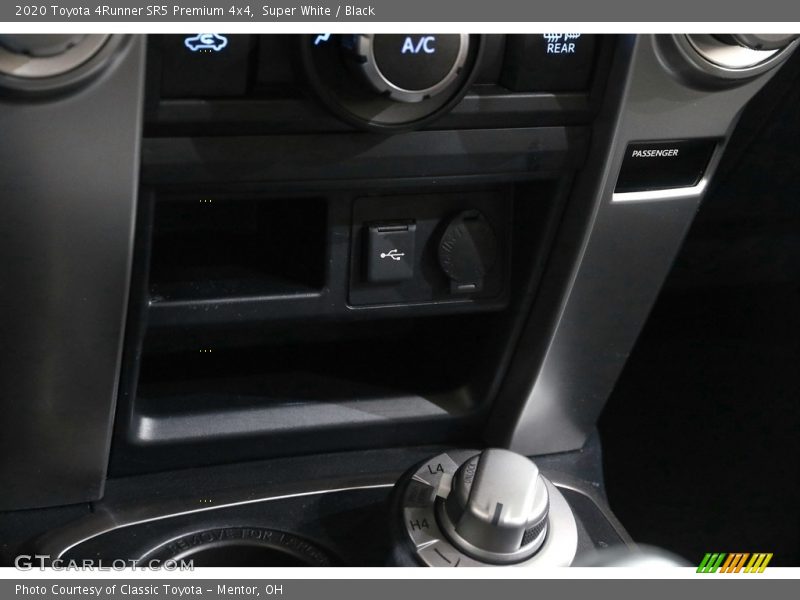 Super White / Black 2020 Toyota 4Runner SR5 Premium 4x4
