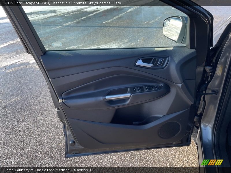 Magnetic / Chromite Gray/Charcoal Black 2019 Ford Escape SE 4WD