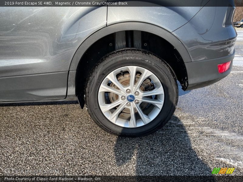 Magnetic / Chromite Gray/Charcoal Black 2019 Ford Escape SE 4WD
