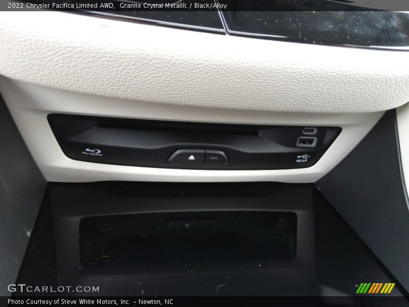 Granite Crystal Metallic / Black/Alloy 2022 Chrysler Pacifica Limited AWD