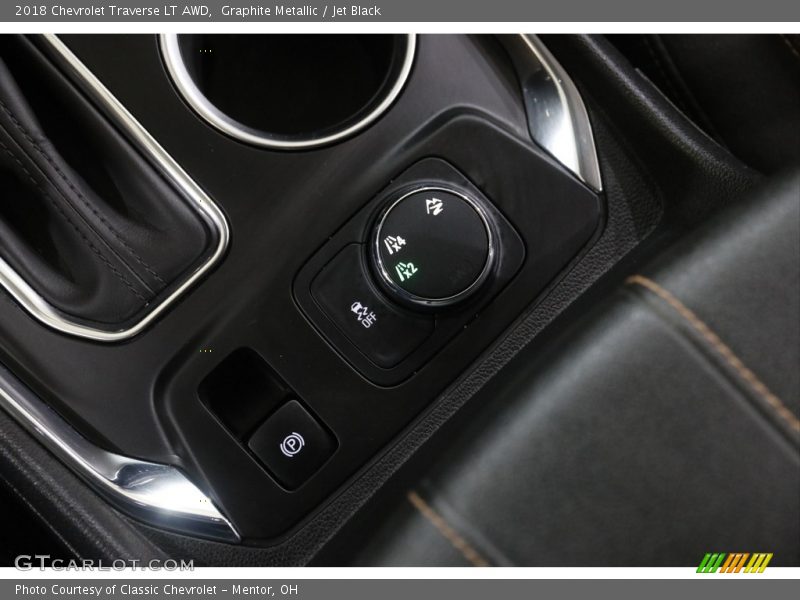 Graphite Metallic / Jet Black 2018 Chevrolet Traverse LT AWD