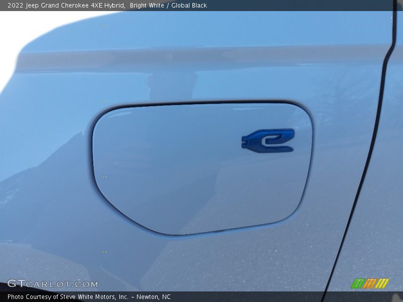 Bright White / Global Black 2022 Jeep Grand Cherokee 4XE Hybrid