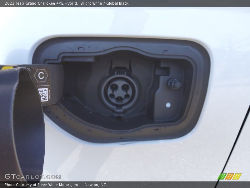 Bright White / Global Black 2022 Jeep Grand Cherokee 4XE Hybrid
