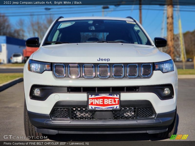 Bright White / Black 2022 Jeep Compass Latitude 4x4