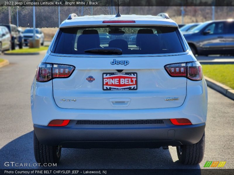 Bright White / Black 2022 Jeep Compass Latitude 4x4