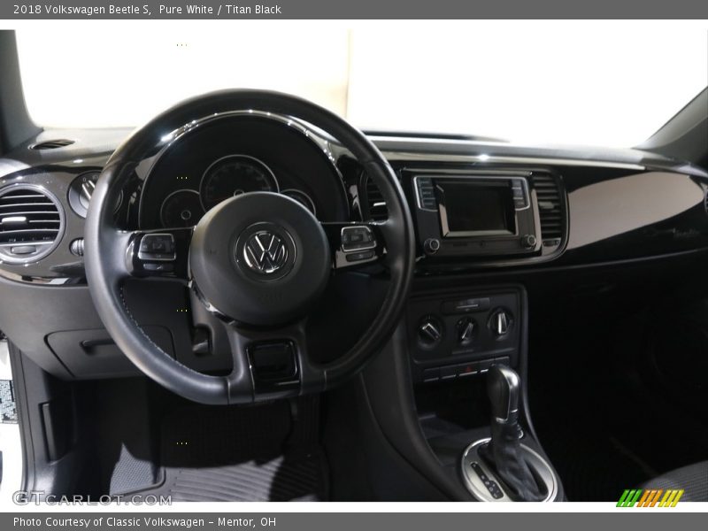 Pure White / Titan Black 2018 Volkswagen Beetle S