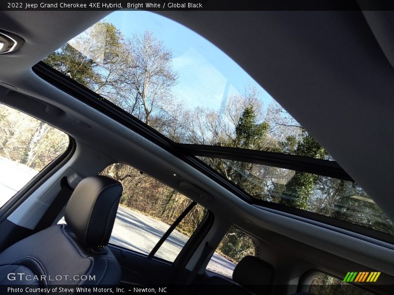 Bright White / Global Black 2022 Jeep Grand Cherokee 4XE Hybrid