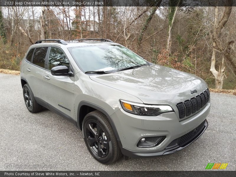 Front 3/4 View of 2023 Cherokee Altitude Lux 4x4